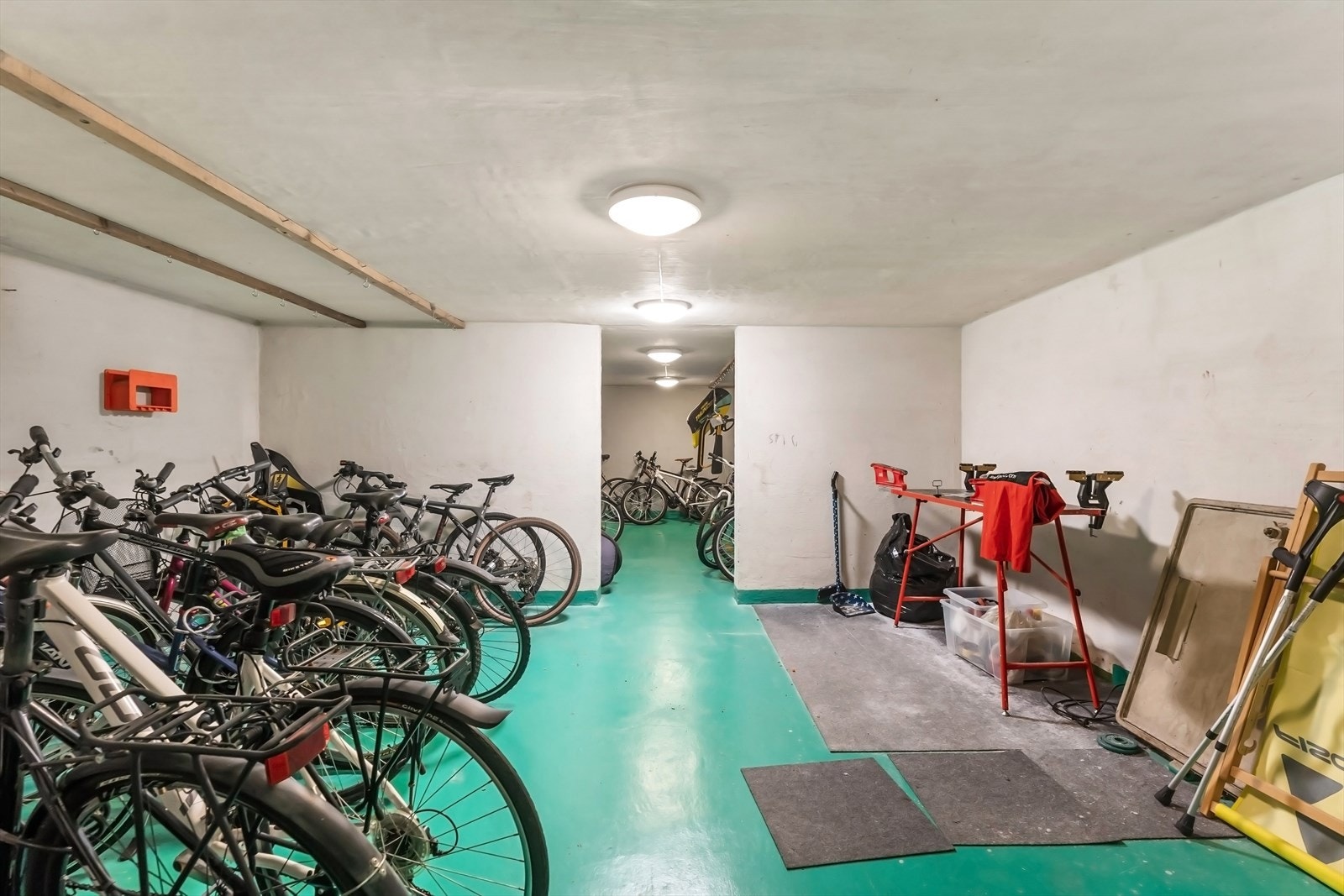 Felles sykkelparkering i kjeller Galleribilde