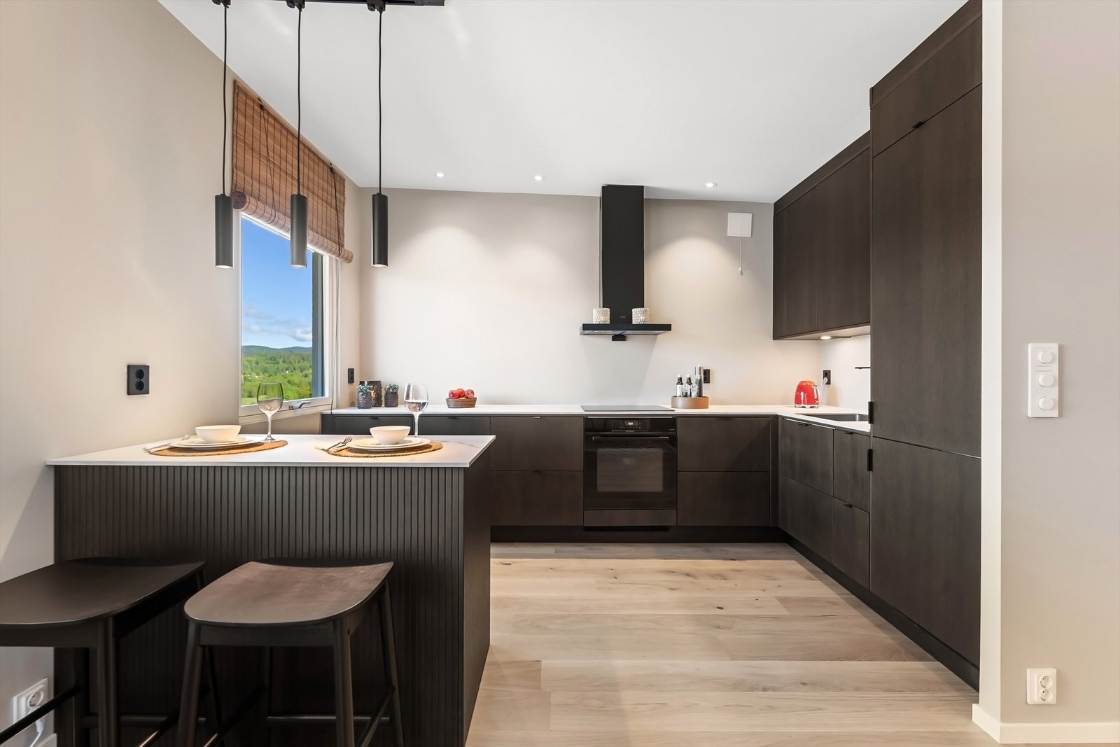 Delikat og nyoppusset kjøkken med moderne innredning fra Epok. Her har man en praktisk øy - ideelt for både matlaging og sosialt samvær Galleribilde