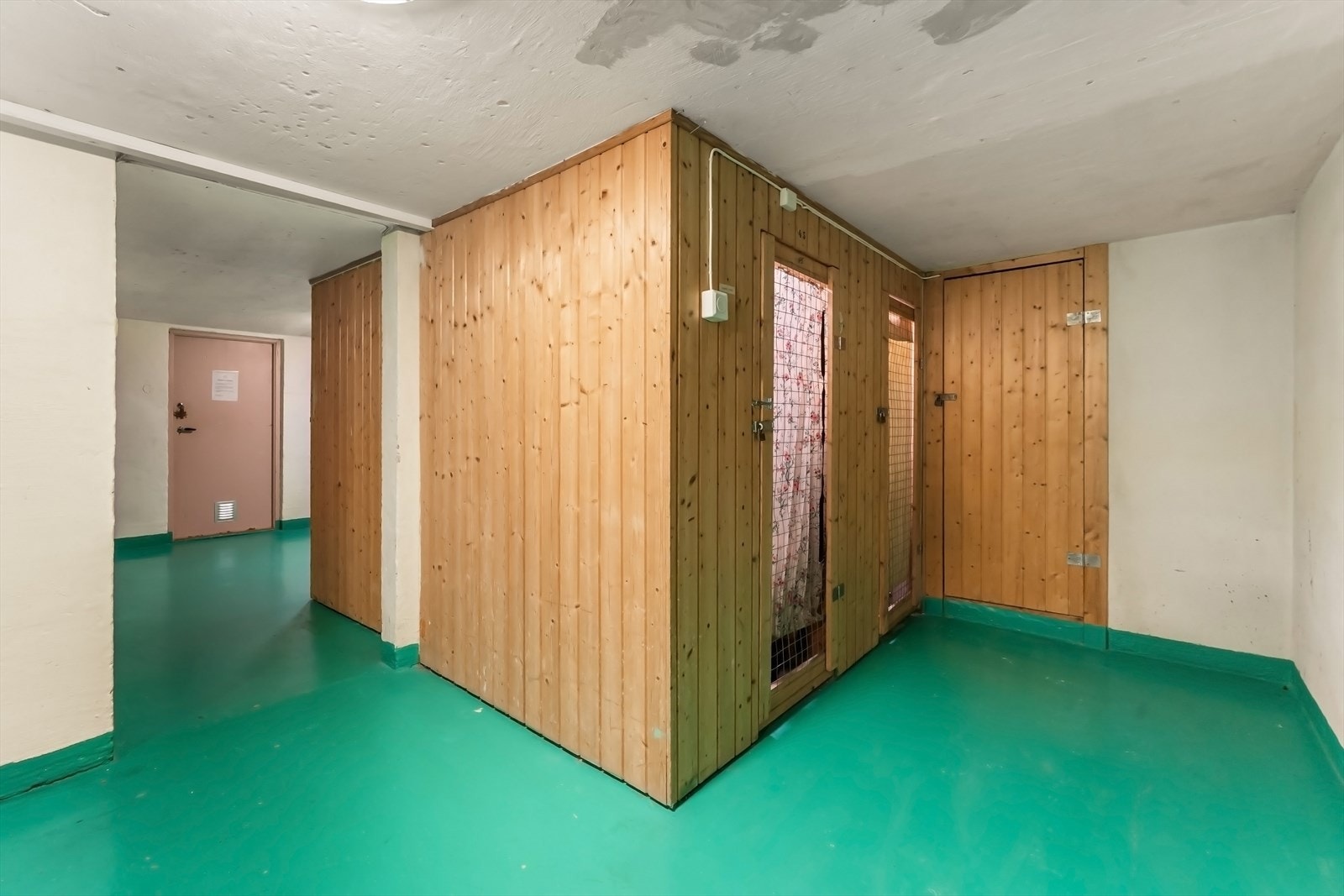 Boligen disponerer en bod i kjeller på 2kvm Galleribilde