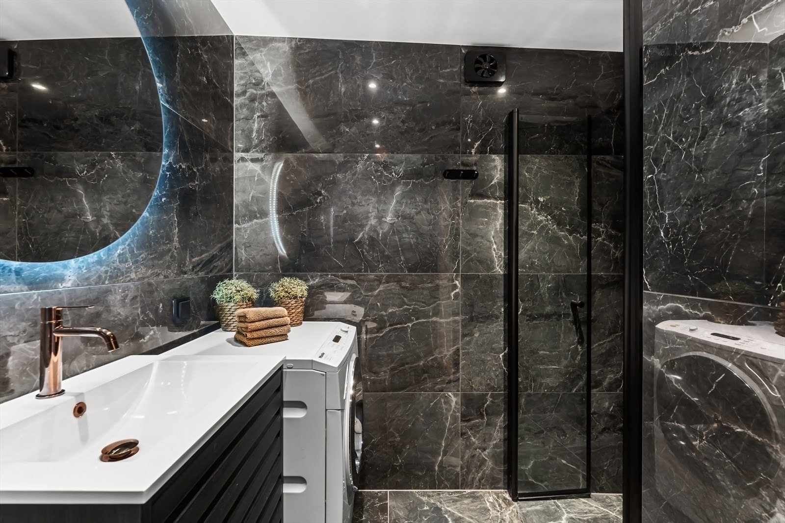 Bad fra 2024 med flislagte overflater, vegghengt toalett og servant med oppbevaring Galleribilde