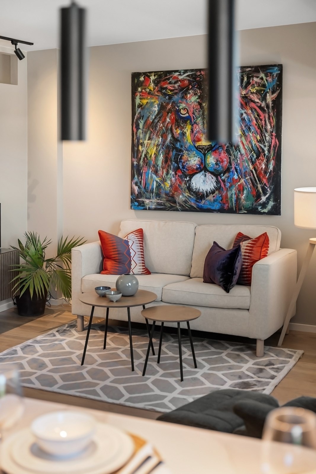 Med moderne løsninger og nøye utvalgte detaljer byr leiligheten på et hjem som både føles nytt og innbydende Galleribilde