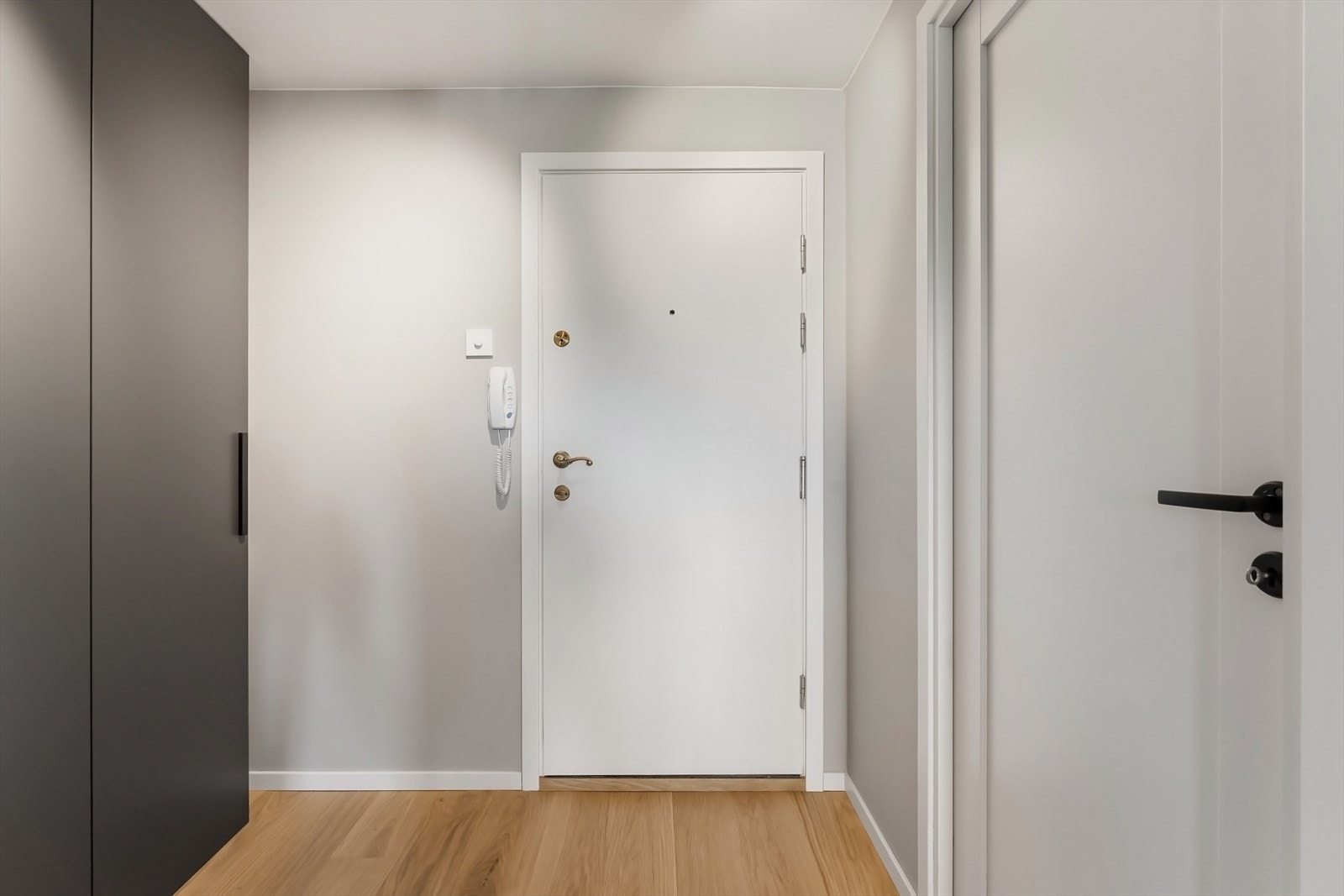 Entré med god oppbevaringsplass. Dørcalling system er installert Galleribilde