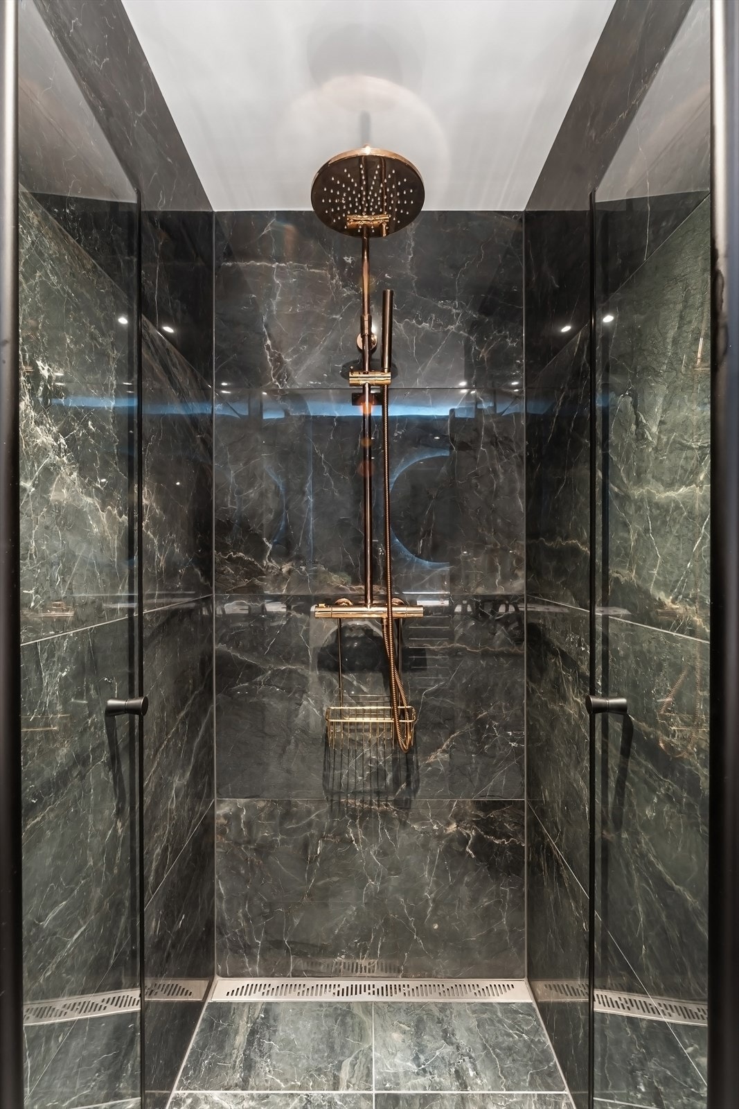 Moderne dusjhjørne med waterfall dusj Galleribilde