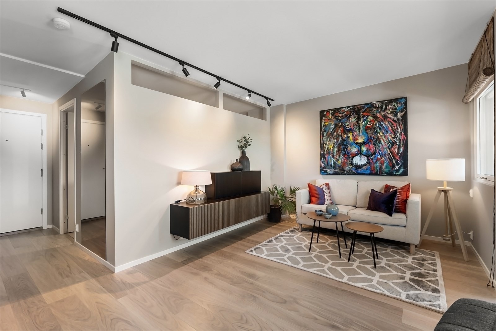 Åpen og luftig stue med plass til både en sittegruppe og ønsket medie- og oppbevaringsløsning Galleribilde