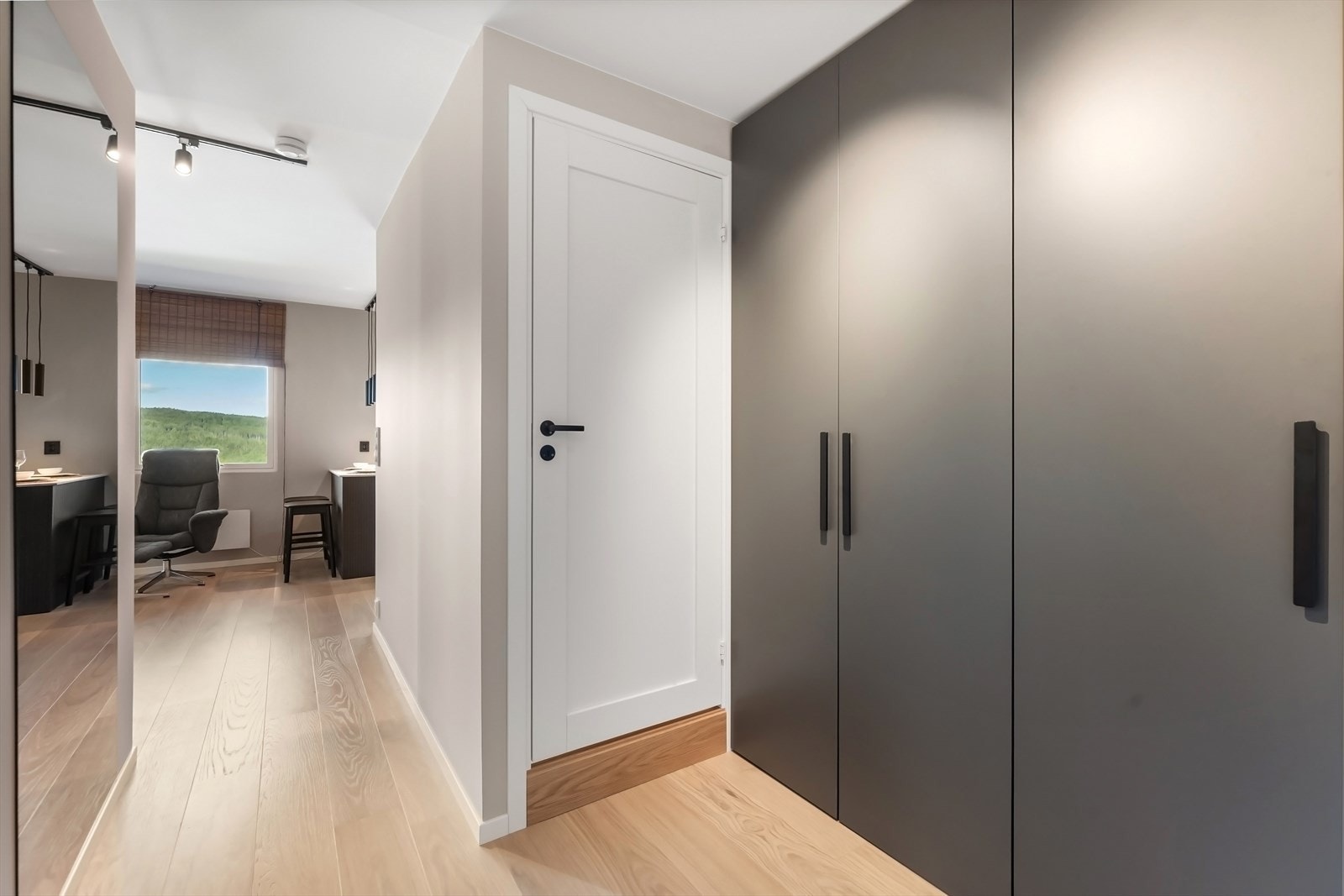 Gang med god tilgjengelighet til alkove, bad og oppholdsrom Galleribilde