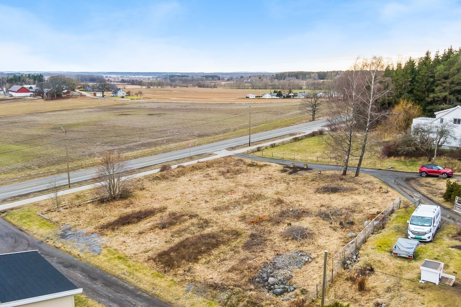 Tomten ligger i et landlig og barnevennlig boligområde på Haugesten i Råde kommune. Galleribilde