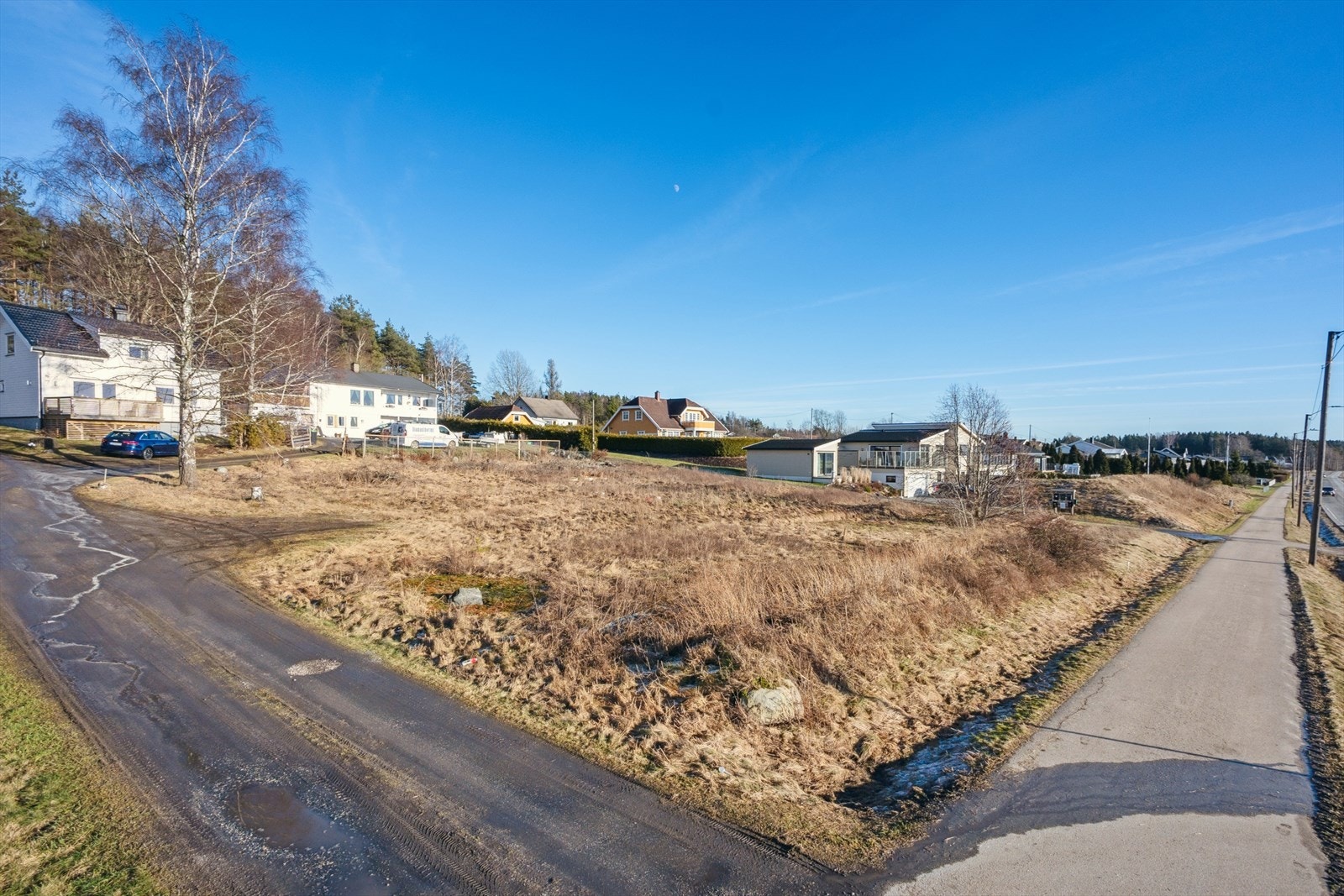 Meget attraktiv boligtomt med stort potensiale. Solrik, landlig, rolig- og barnevennlig beliggenhet. Galleribilde