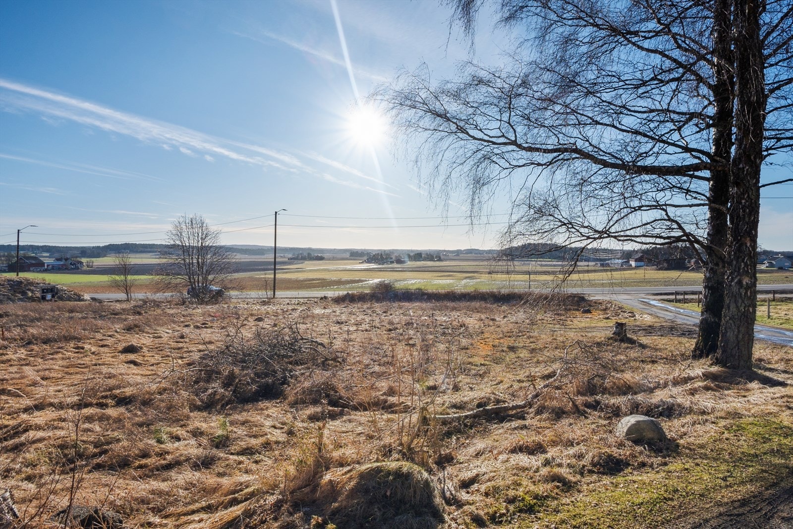 Det er en råtomt, og det må påregnes kostnader for anleggsarbeid og opparbeidelse av tomten. I følge Råde kommune er tillatt utnyttelsesgrad 30 %. Galleribilde