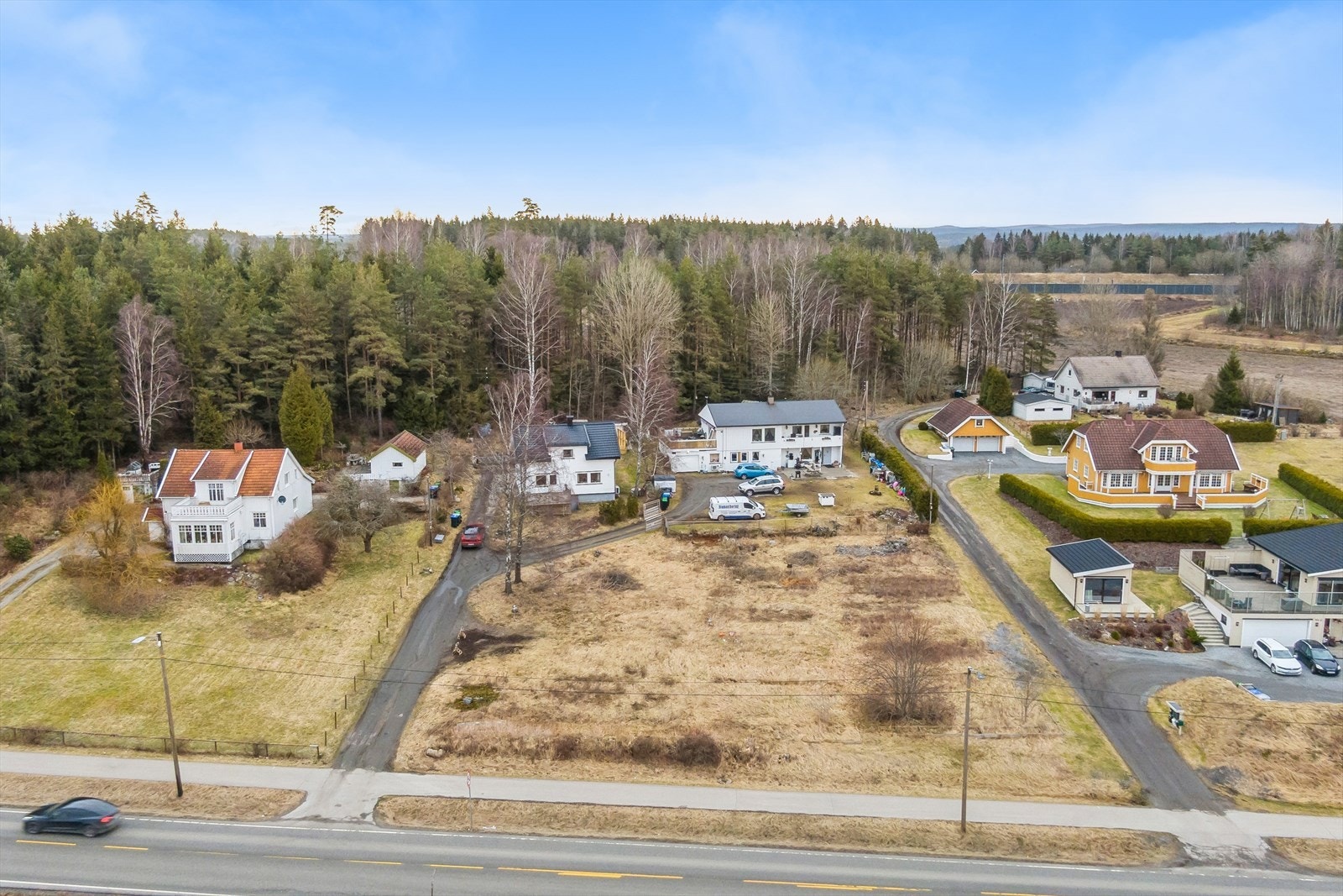 Adkomst fra kommunal hovedvei til privat vei over naboeiendommer. Se beskrivelse i salgsprospektet. Galleribilde