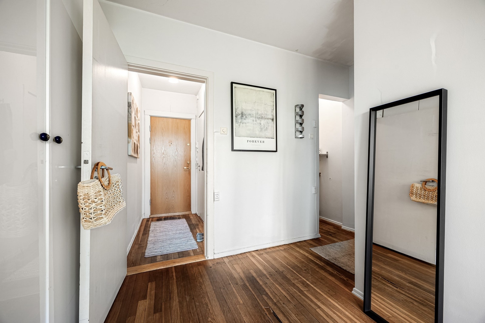 Lys og innbydende entré med plass til å henge fra seg yttertøy og skotøy. Galleribilde