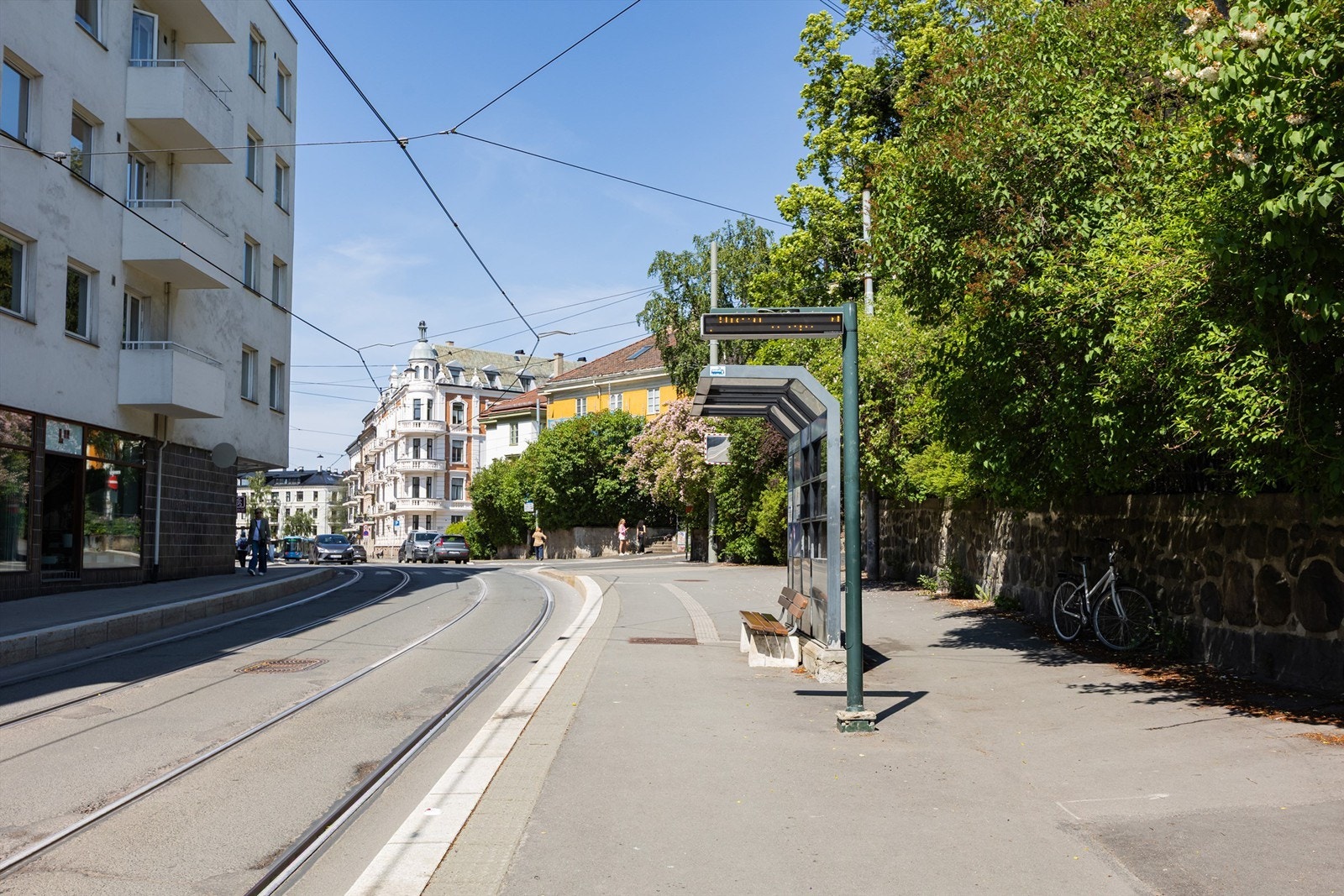 Fra leiligheten er det gangavstand til noen av hovedstadens mest populære handlegater, kaféer, barer og restauranter. Galleribilde