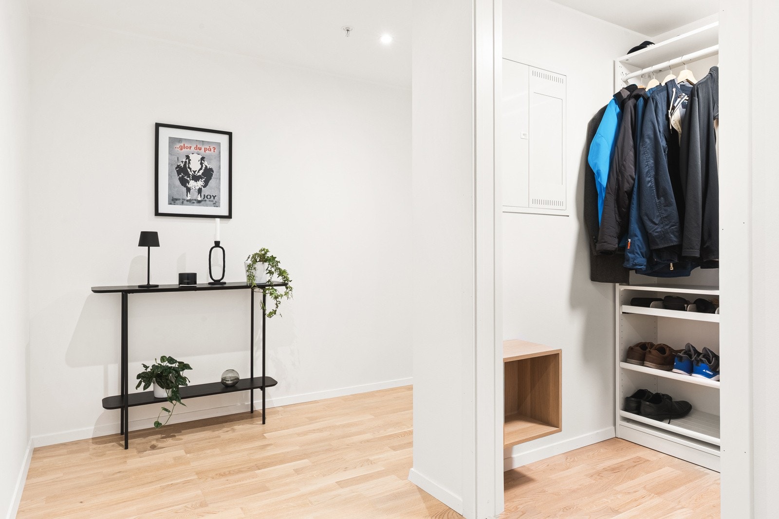 Fra entrén har du tilkomst til en praktisk, innvendig bod med garderobe og god oppbevaringsplass. Galleribilde