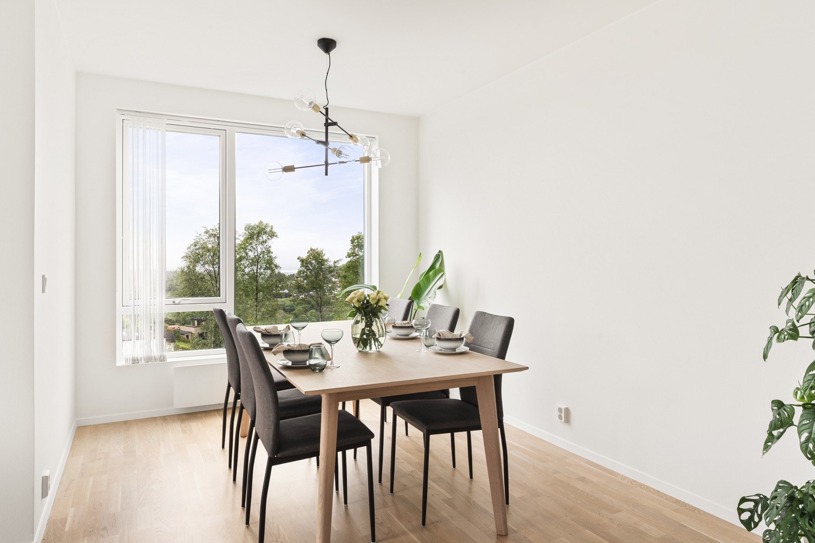 God plass til en større spisegruppe. Legg merke til de store vindusflatene som gir rommet en unik atmosfære. Galleribilde