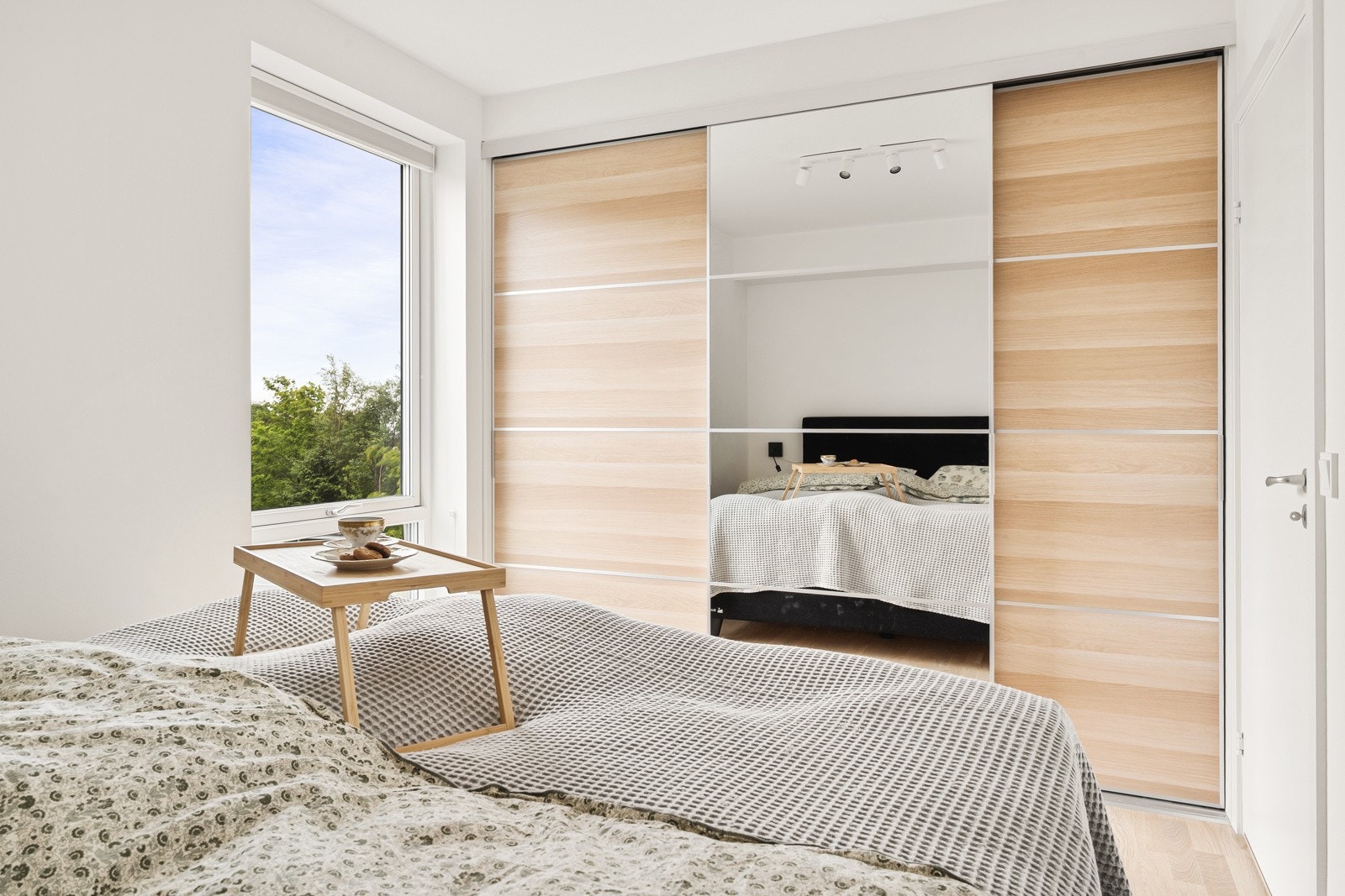Stor skyvedørsgarderobe med god oppbevaringsplass. Galleribilde