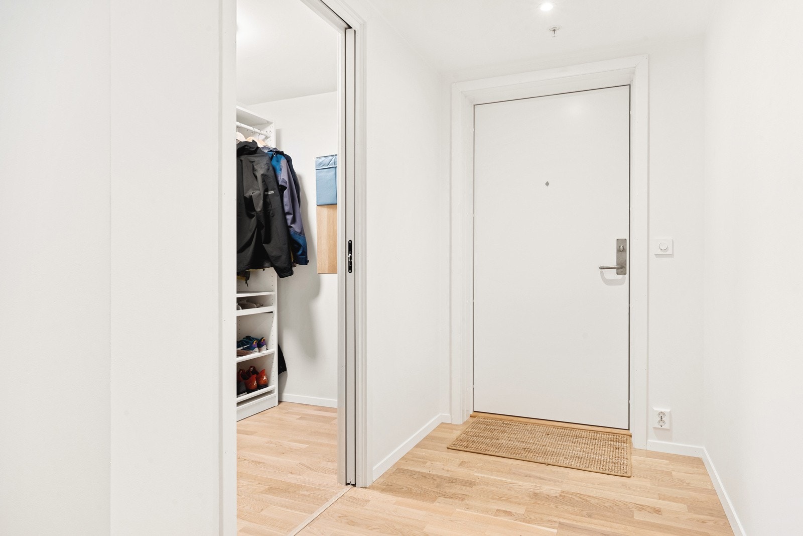 En lys og trivelig entré er det første som møter deg i leiligheten. Leiligheten disponerer også en ekstern bod på 5 kvm i samme etasje. Galleribilde