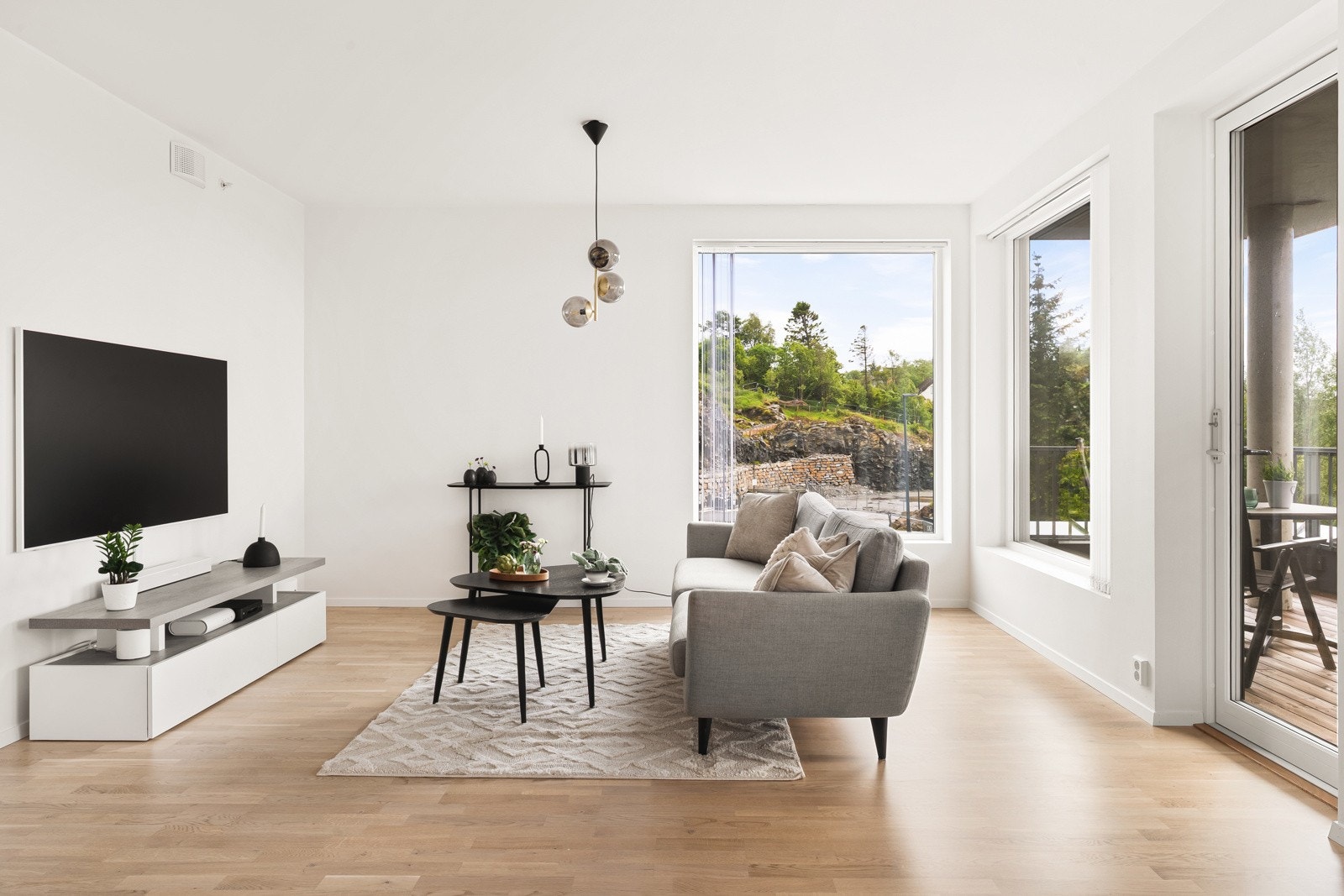 Leiligheten har en stor, åpne stue og kjøkkenløsning på hele 36,4 kvm med god plass til innredning av ulike soner. Galleribilde