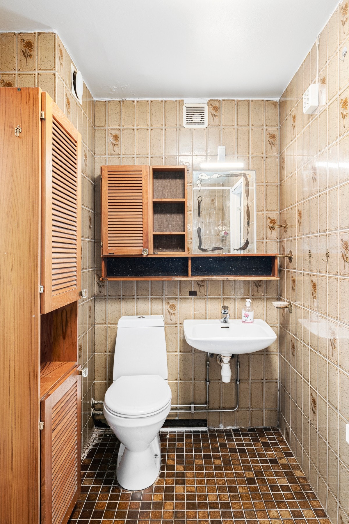 Badet har flislagte overflater Galleribilde