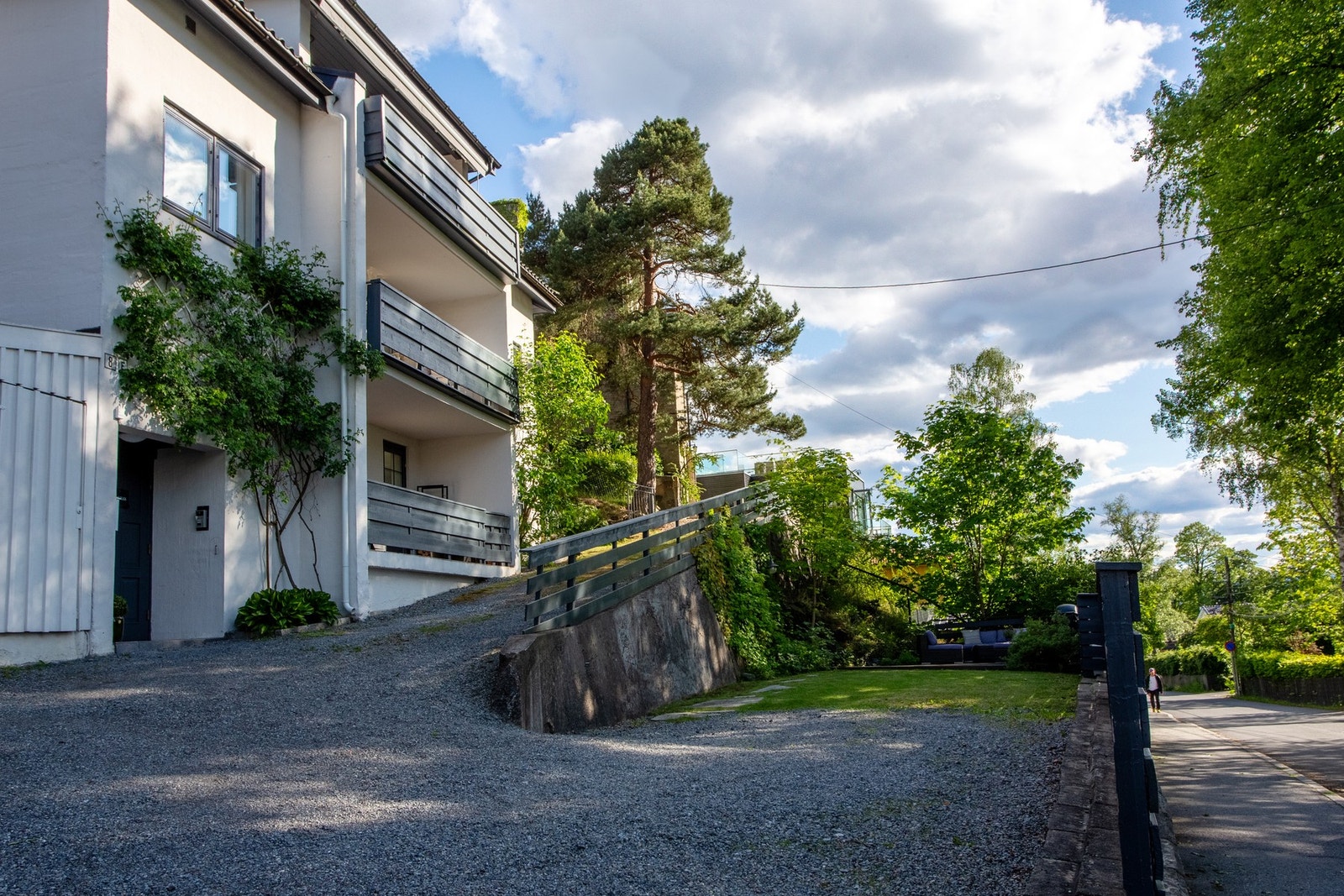 Sameiet har 2 biloppstillingsplasser. Denne leiligheten har plass foran hagen. Galleribilde