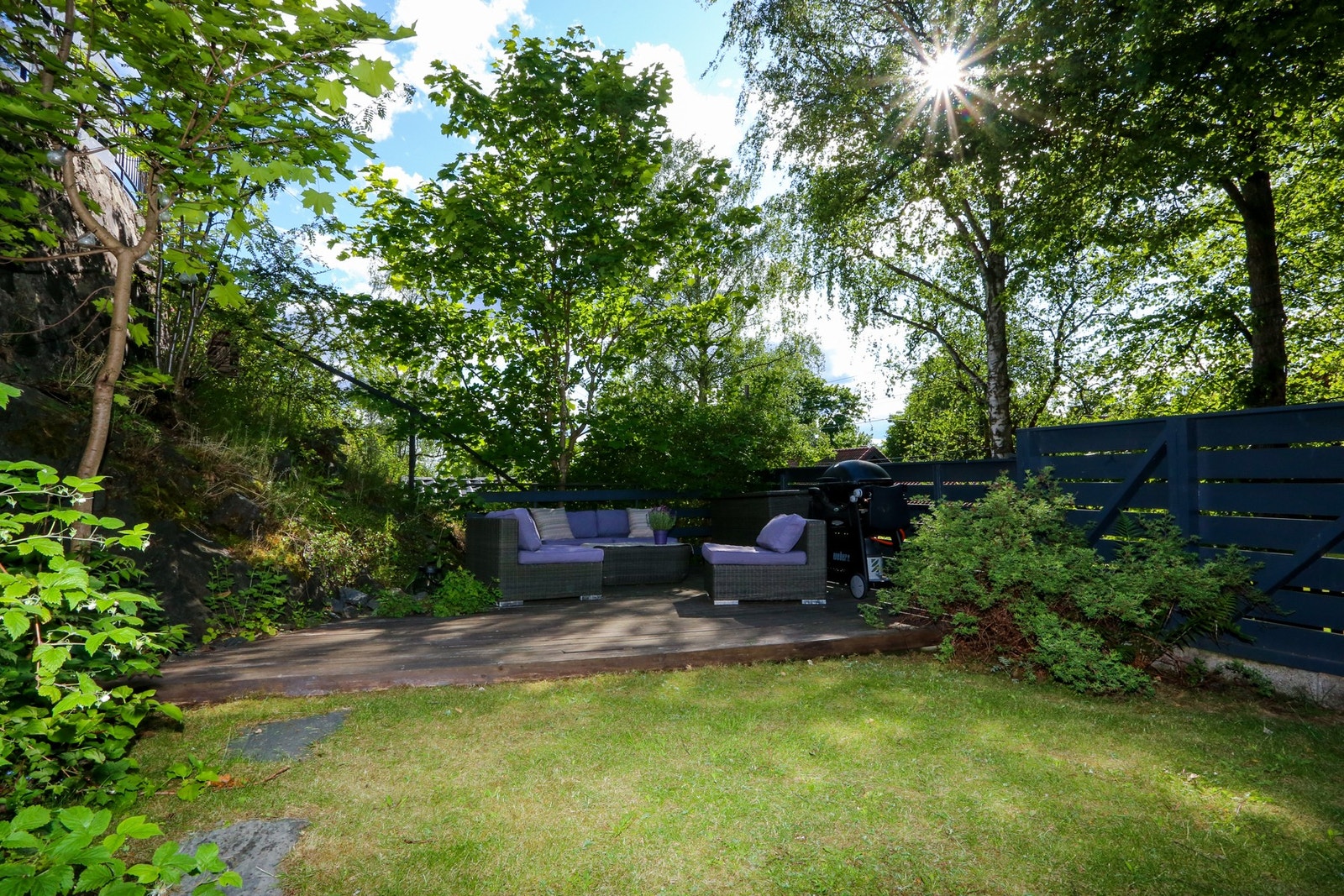 Sameiet har en hyggelig hage med terrasse som er felles for alle 3 seksjoner. Galleribilde
