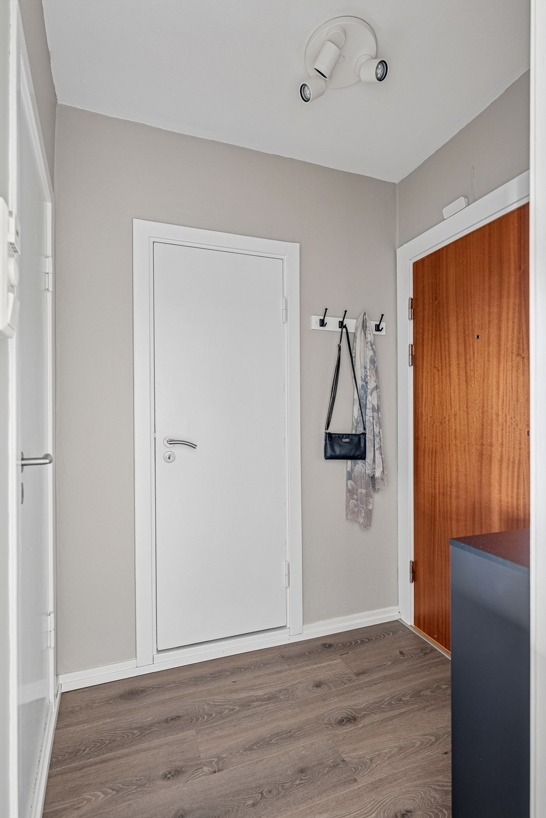 Leiligheten byr også på en entre med en romslig innvendig bod. Galleribilde