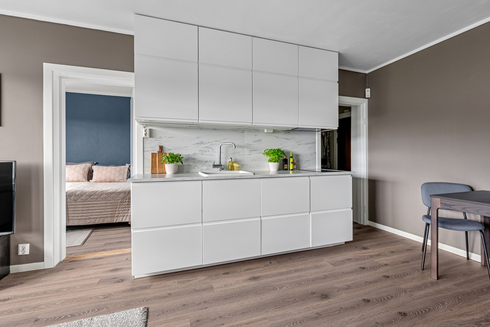 Innholdsrikt IKEA kjøkkeninnredning fra 2017 med god kombinasjon av benk og skapplass. Galleribilde