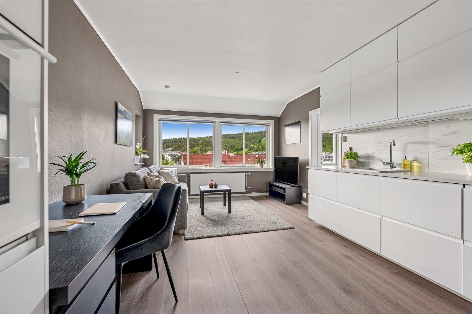 Velkommen inn! Dette er en romslig leilighet som er proppfull av sjarm og god atmosfære. Her er det lett å like seg. Galleribilde