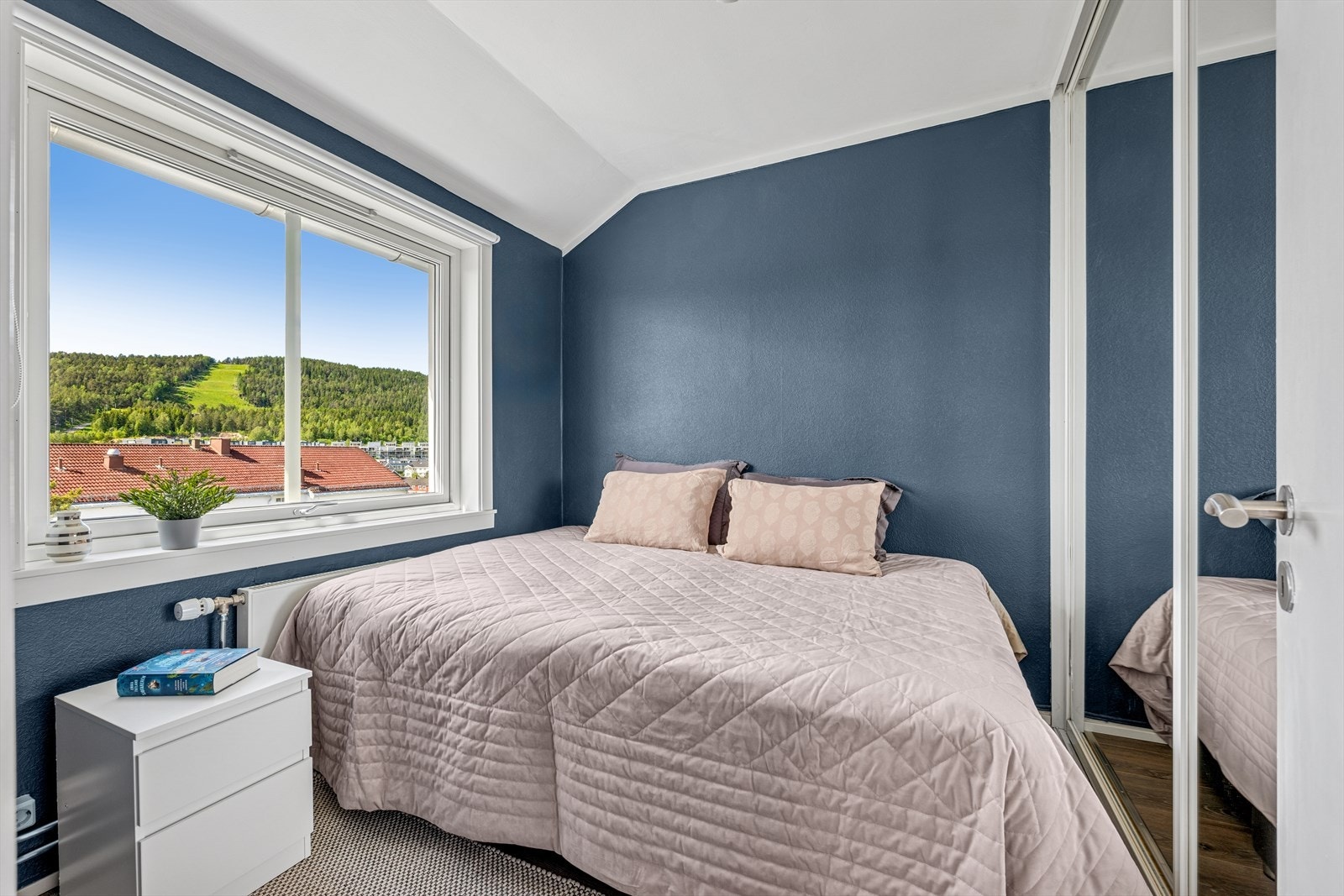 Leiligheten også en romslig soverom med rolig og behagelig atmosfære, perfekt for avslapning og god nattesøvn. Galleribilde