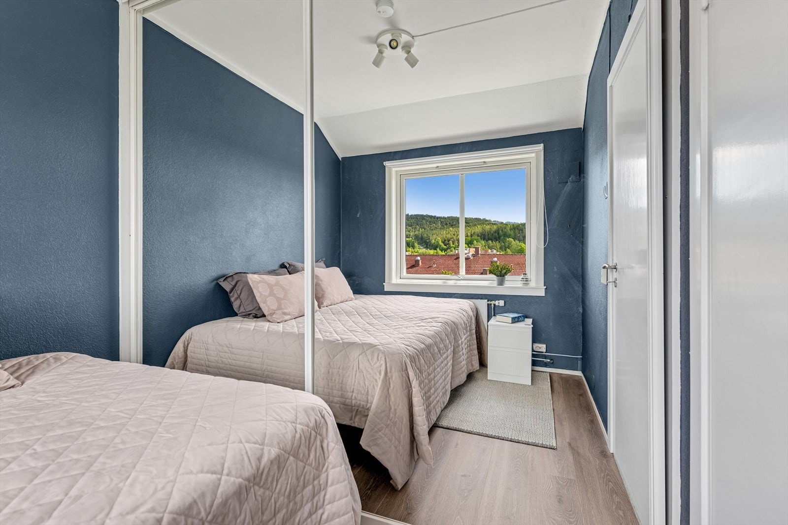 Her har du også god plass til en praktisk garderobeløsning, med god plass til oppbevaring av klær. Galleribilde