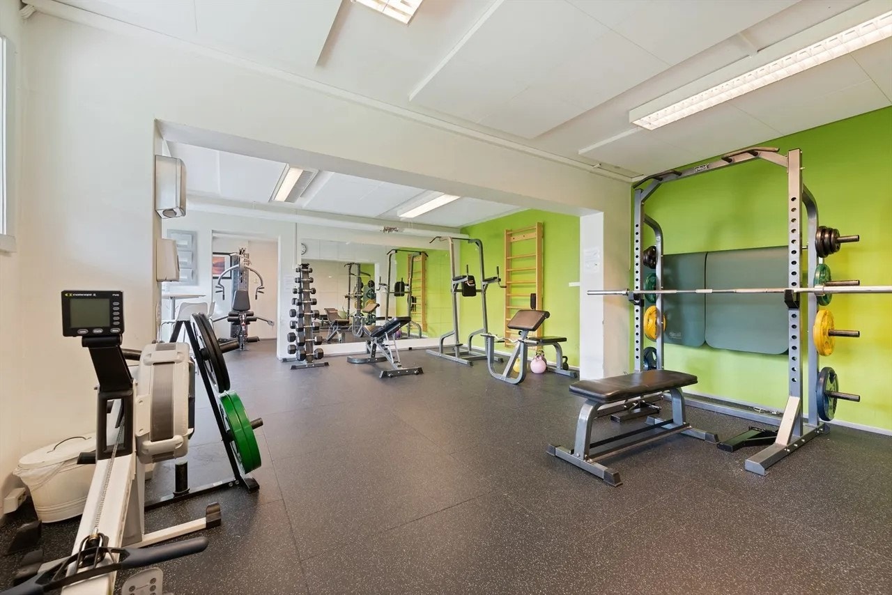 Borettslaget tilbyr et bredt utvalg fasiliteter for beboerne, inkludert trimrom, smørebod, utleielokale, hobbyrom, og fellesvaskeri. Galleribilde