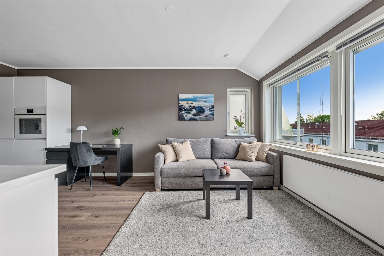 Her har du en god løsning med stue, kjøkken og spisestue som inviterer til sosialt samvær. Galleribilde