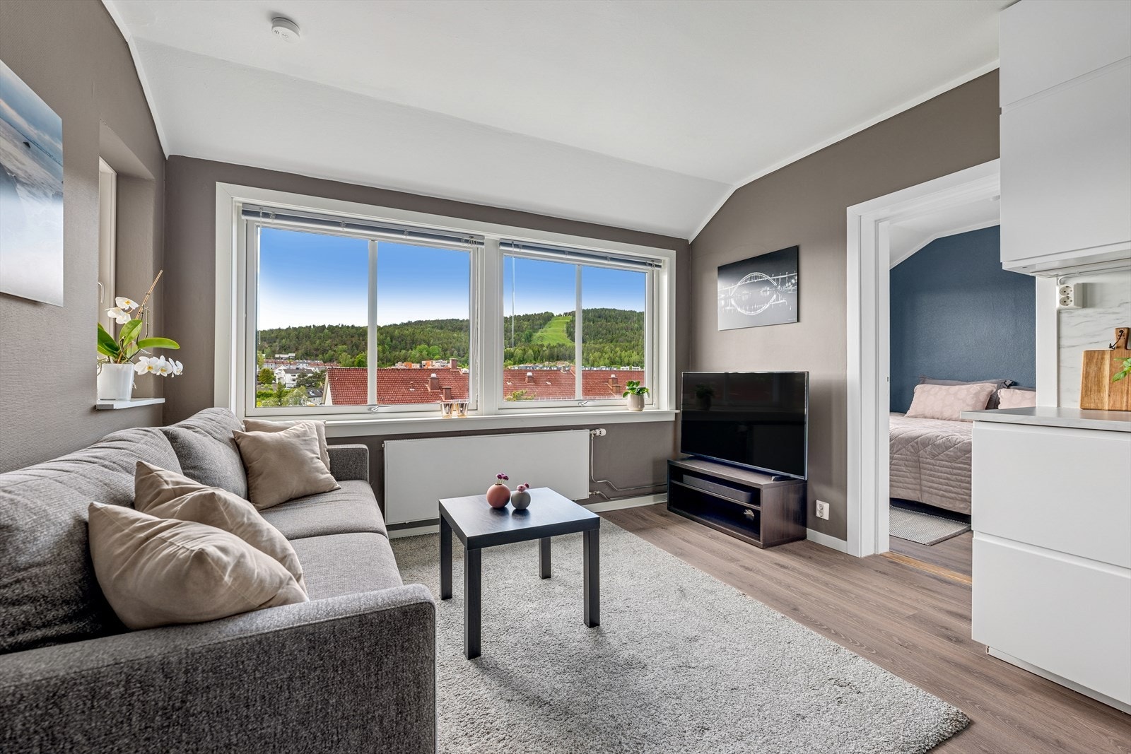 Leiligheten har store vindusflater som bidrar til rikelig med lysinnslipp. Vinduene er nye fra 2023. Galleribilde