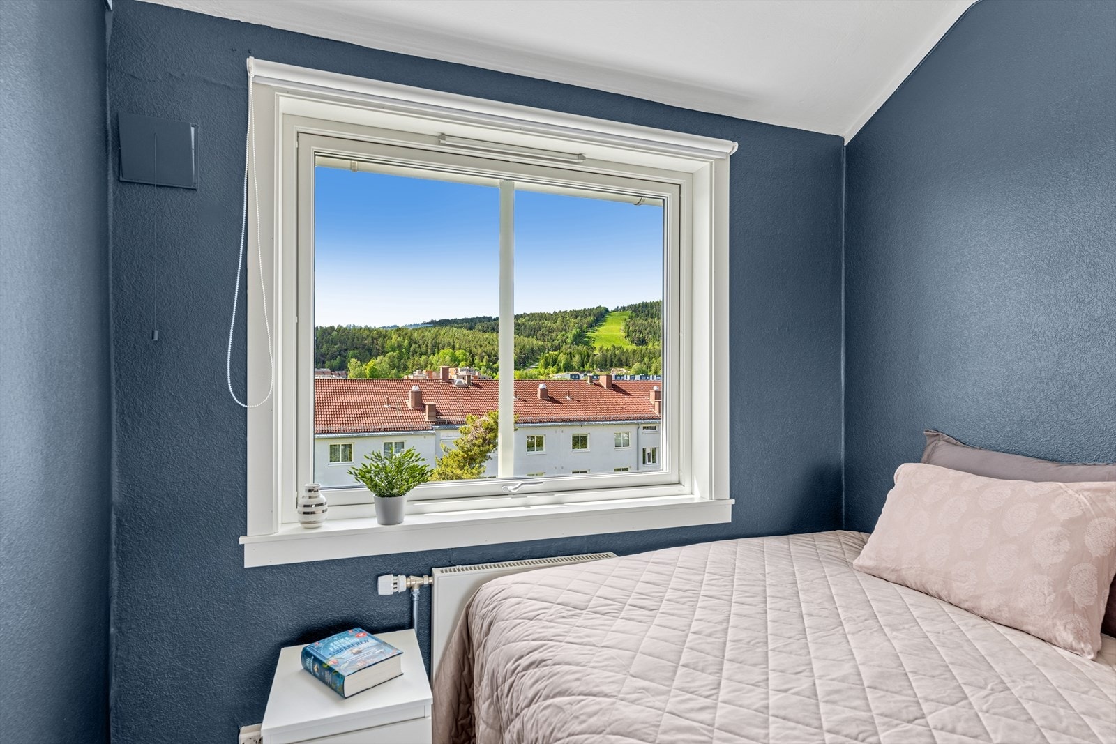 Fredfullt utsyn fra soverom, ut mot rolige omgivelser. Galleribilde