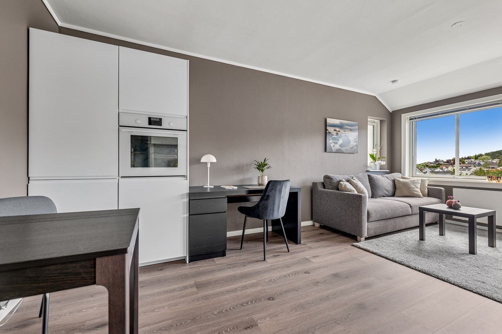 Når strømprisene stiger er det godt å vite at oppvarming av boligen er inkludert i felleskostnadene. For øvrig er felleskostnadene kun 3 349,- Galleribilde