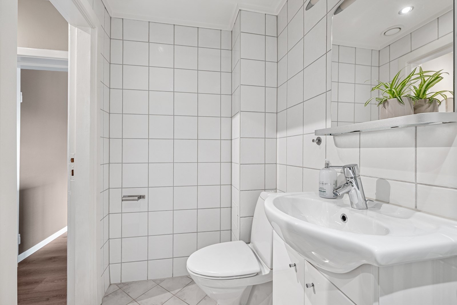 Det er opplegg for vaskemaskin og vaskemaskin på bad medfølger. Galleribilde