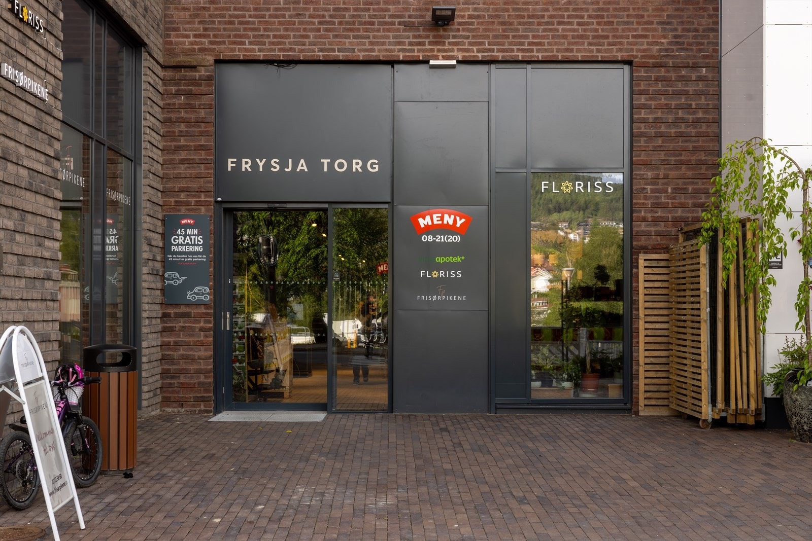 Frysja Torg har et godt tilbud av småbutikker, handel og service samt en velassortert Meny forretning Galleribilde
