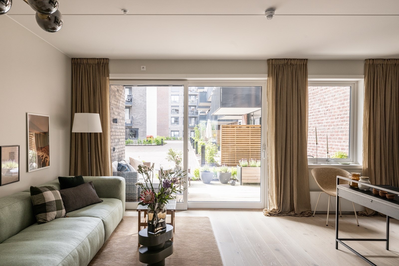 Fra stuen er det hyggelig utsyn mot terrassen og de pent opparbeidede grøntområdene. De lyse veggene og 1-stavs eikeparketten skaper en lun og luftig atmosfære, mens store vindusflater slipper inn rikelig med naturlig dagslys. Galleribilde