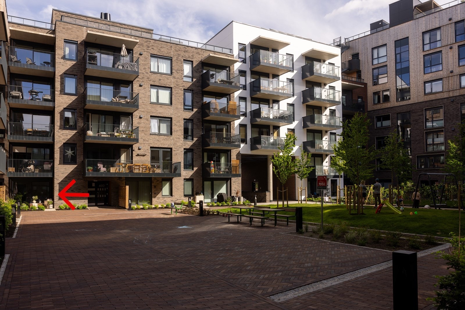 Fra gårdsrom ligger leiligheten godt til med stor markterrasse på hele 14 kvm. De felles uteområdene i borettslaget er designet for å være grønne, trygge og innbydende. Galleribilde