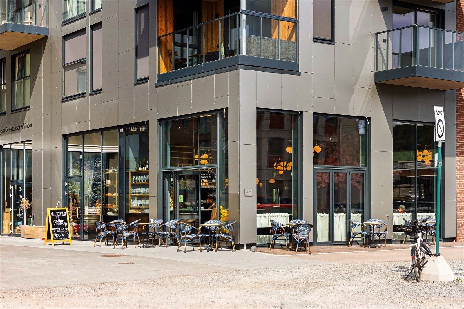 Hos Grains bakeri på Frysja kan du nyte håndlagde franske produkter av høyeste kvalitet, servert i flotte omgivelser. på Frysja serveres også pizza i deres hyggelige restaurant! Galleribilde