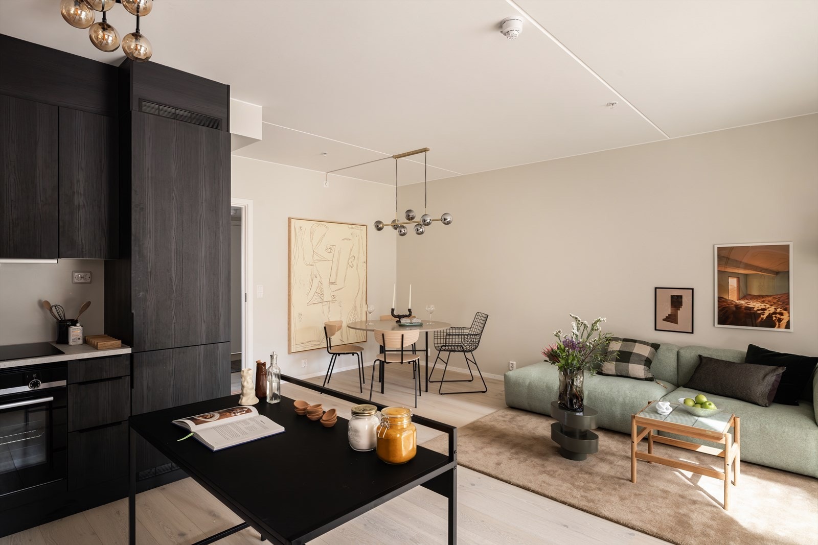 Stuen og kjøkkenet er et herlig, åpent og luftig rom. Rommet byr på god plass til både sofagruppe og spisebord - perfekt for både avslapning og sosiale sammenkomster. Galleribilde