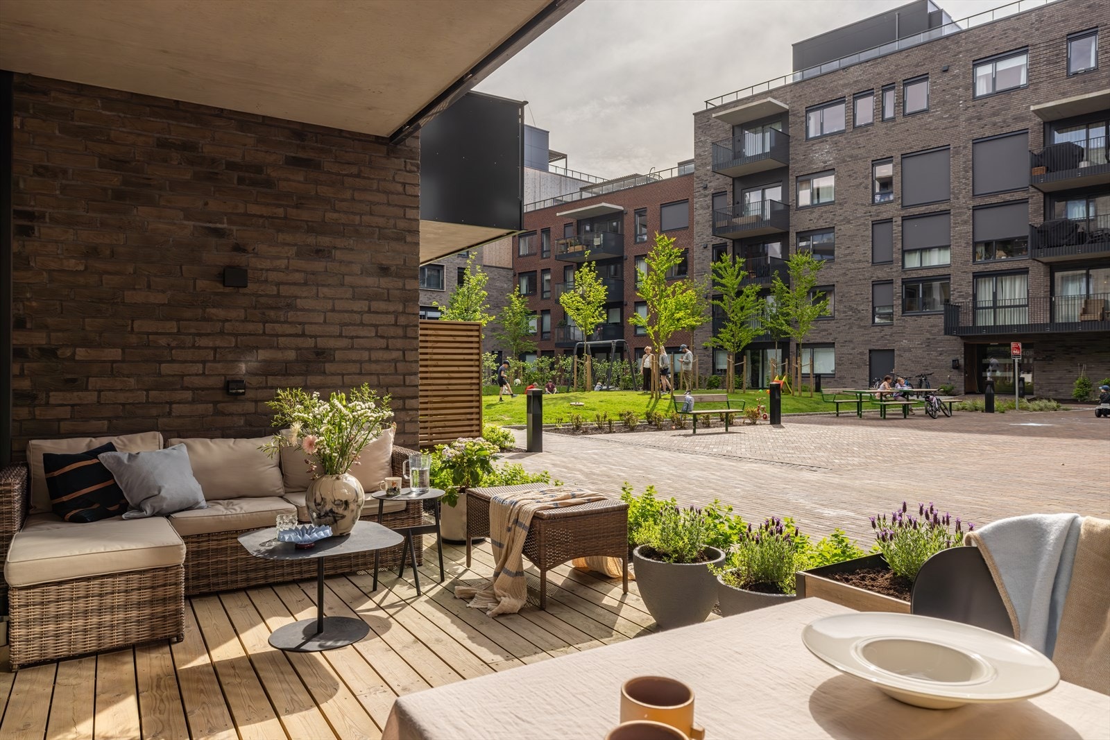 Velkommen til Frysjaveien 40D - En lekker 3-roms andelsleilighet med stor og flott markterrasse. Nybygg oppført i 2024. Opsjon på kjøp av garasjeplass. Presentert av Sylvia Post ved Nordvik Bolig! Galleribilde