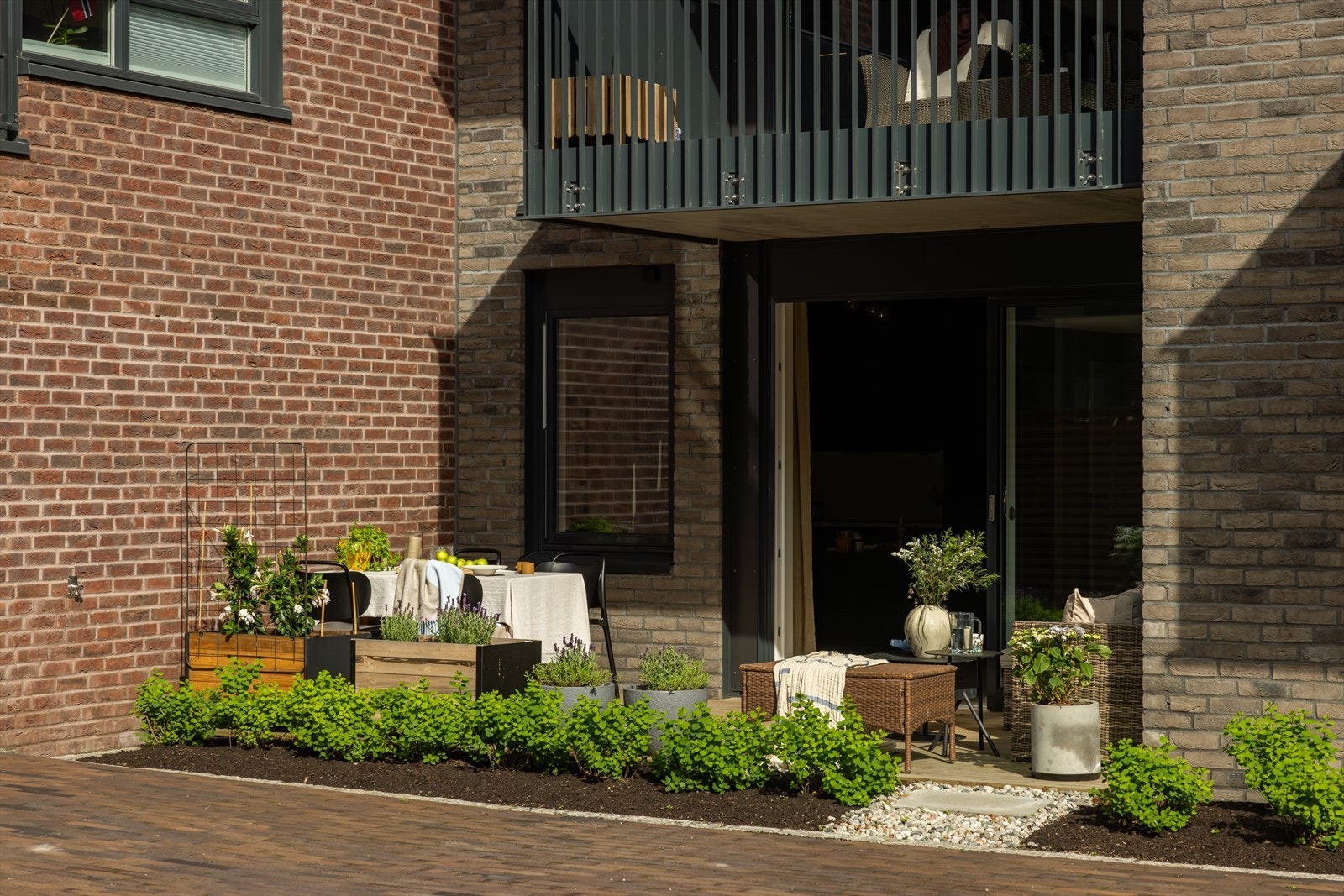 En romslig og flott terrasse med adkomst fra stuen Galleribilde