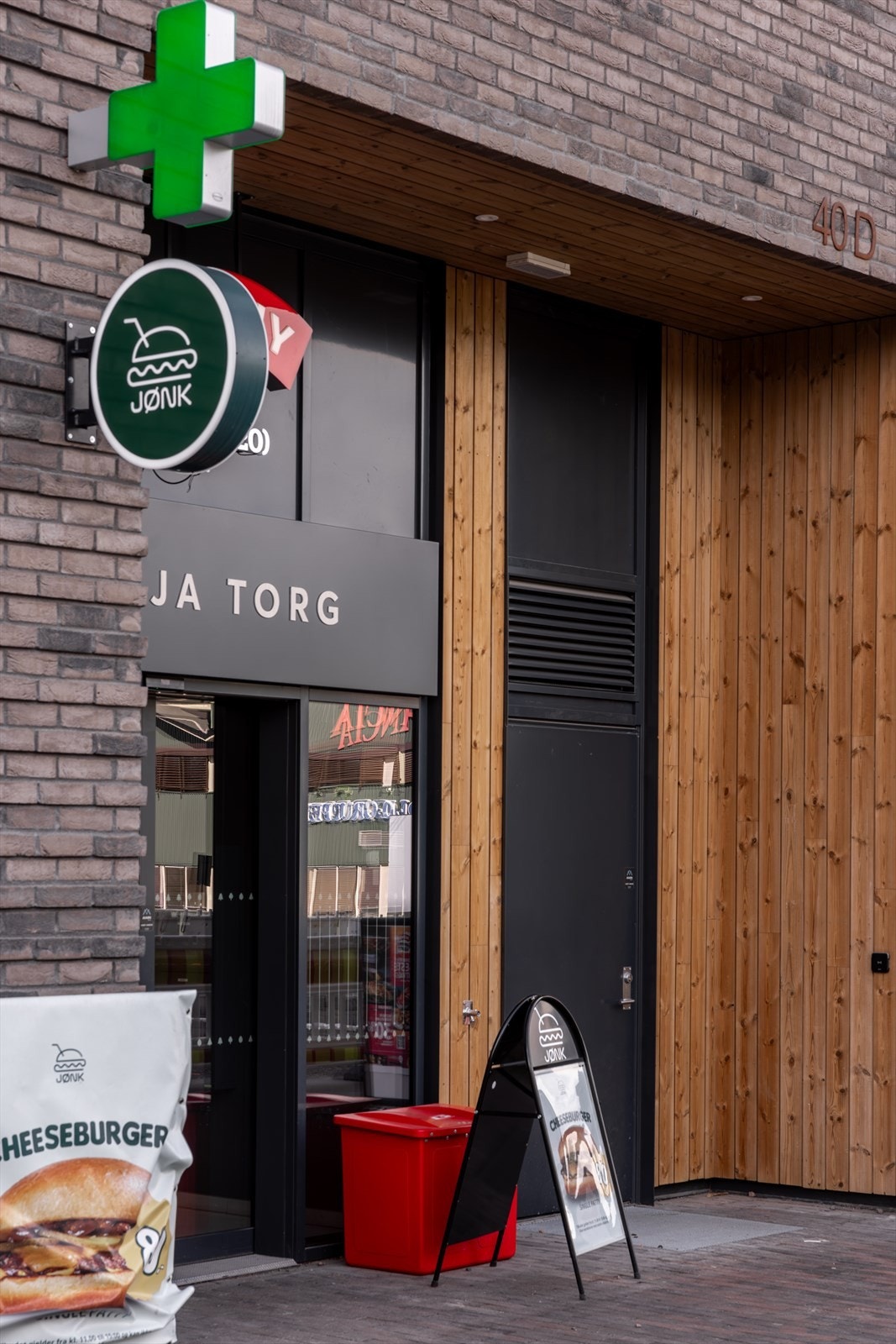 Her finner du også apotek og Jønk som tilbyr kvalitetsburgere for burgerelskere! Galleribilde