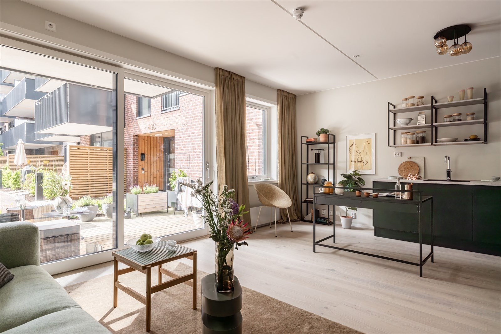 Lys og moderne stue med nordisk, minimalistisk preg og rene linjer. Stuen oppleves svært lys og luftig og har nydelig lysinnfall fra store vindusflater! Galleribilde