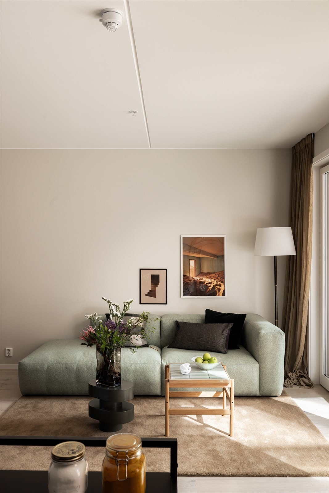 Lys og tiltalende stue med god plass til stor sofagruppe. Balansert ventilasjon sikrer et godt inneklima i boligen året rundt. Galleribilde