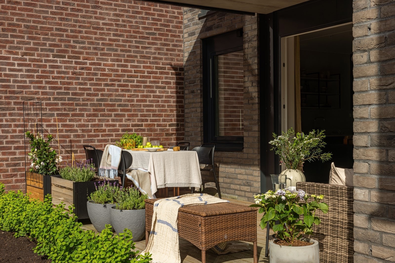En særdeles hyggelig terrasse hvor du gjerne samler venner og familie til hyggelige lag. Terrassen har mulighet for utelampe og varmeløsning, slik at uteplassen kan nytes store deler av året. Galleribilde