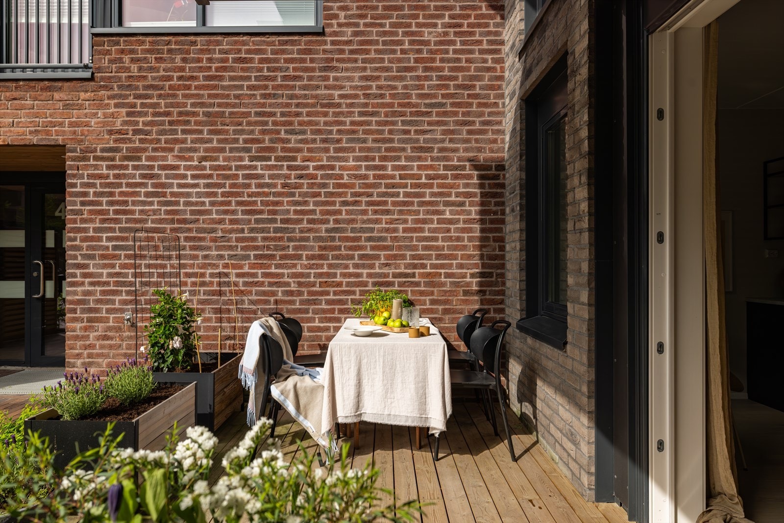 På sommerstid blir stuen forlenget med denne flotte uteplassen hvor det er god plass til flere soner. Galleribilde