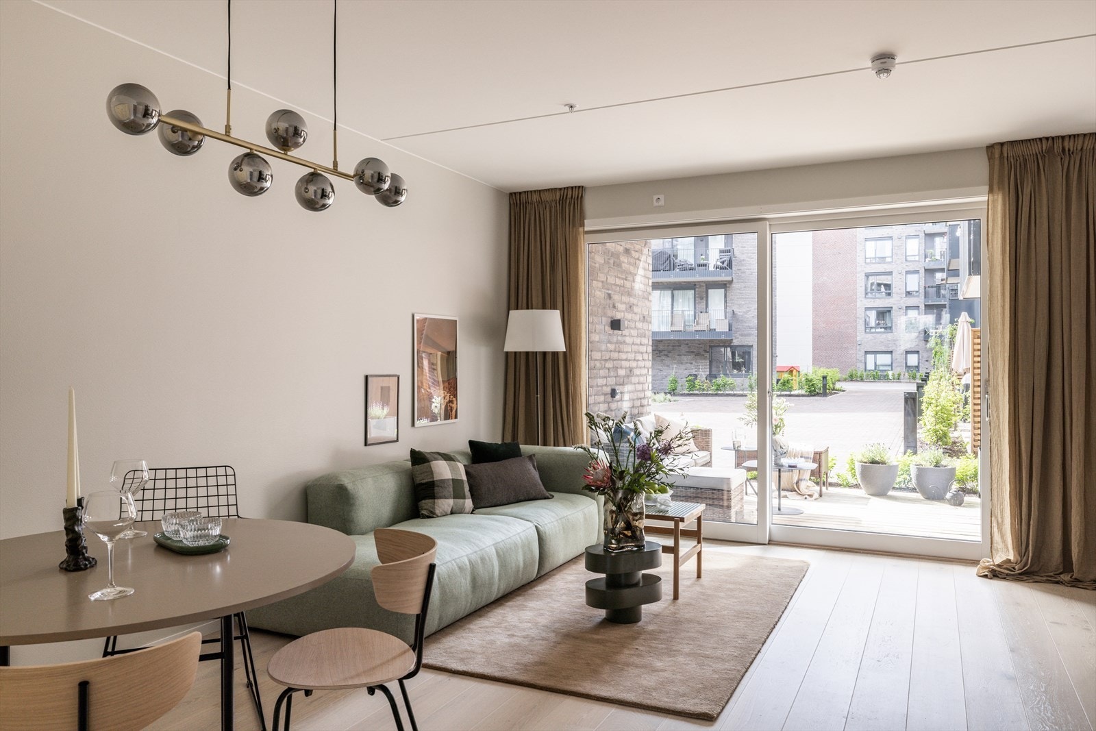 Dette er en moderne, lys 3-roms leilighet fra 2024 med flott beliggenhet. Fra Frysjaveien ligger boligen høyt og fritt i 2. etasje og fra stuesiden er det adkomst til nydelig markterrasse. Galleribilde