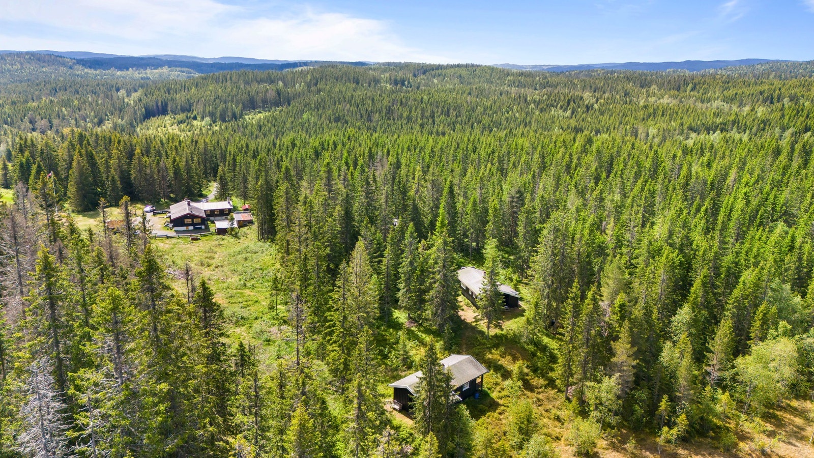 Beliggenheten er det som virkelig skiller denne eiendommen fra mengden. Med en åpen og idyllisk beliggenhet, omkranset av herlig naturen midt på Krokskogen, er det vanskelig å ikke bli forelsket i området Galleribilde