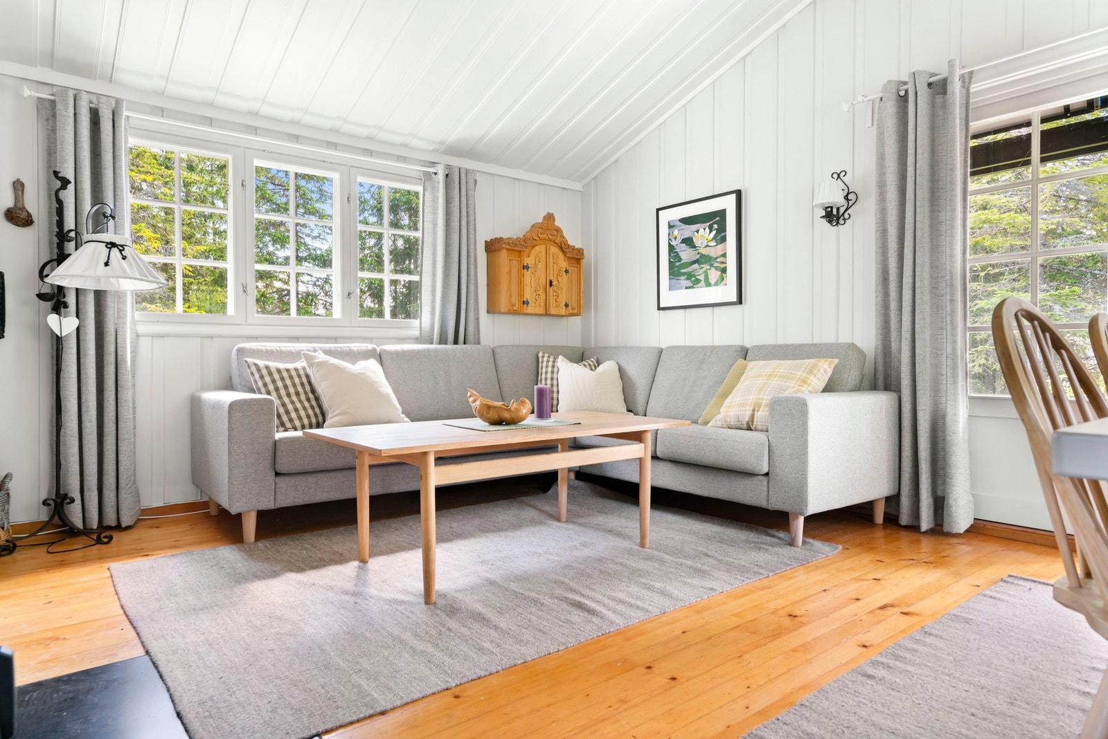 Stuen oppleves som et lyst og hyggelig oppholdsrom med flere vindusflater som slipper inn godt med lys. Galleribilde