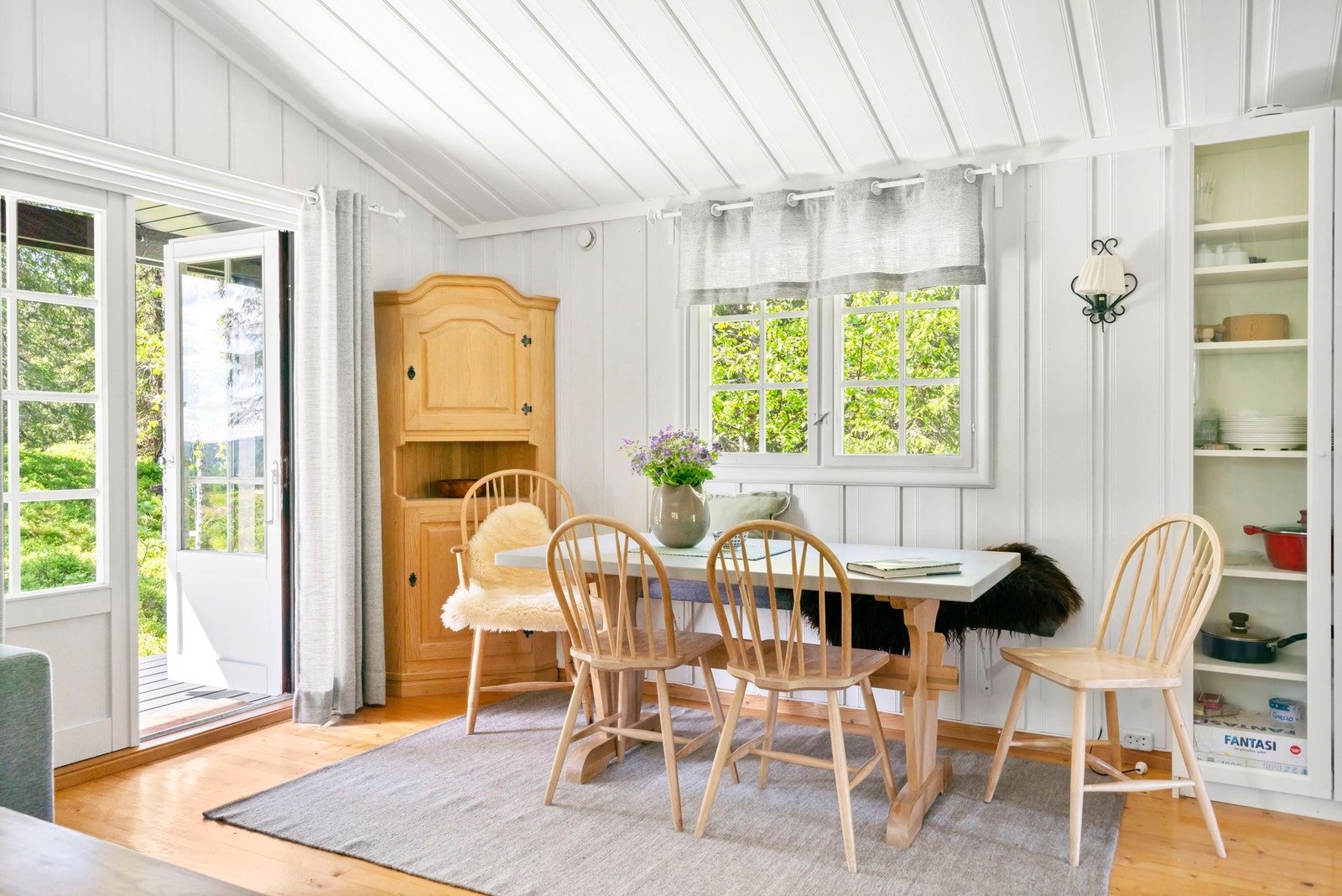 Det er montert solcellepanel og fjernstyrt oppvarming med "ring hytta varm" og det er blitt boret etter vann. Galleribilde